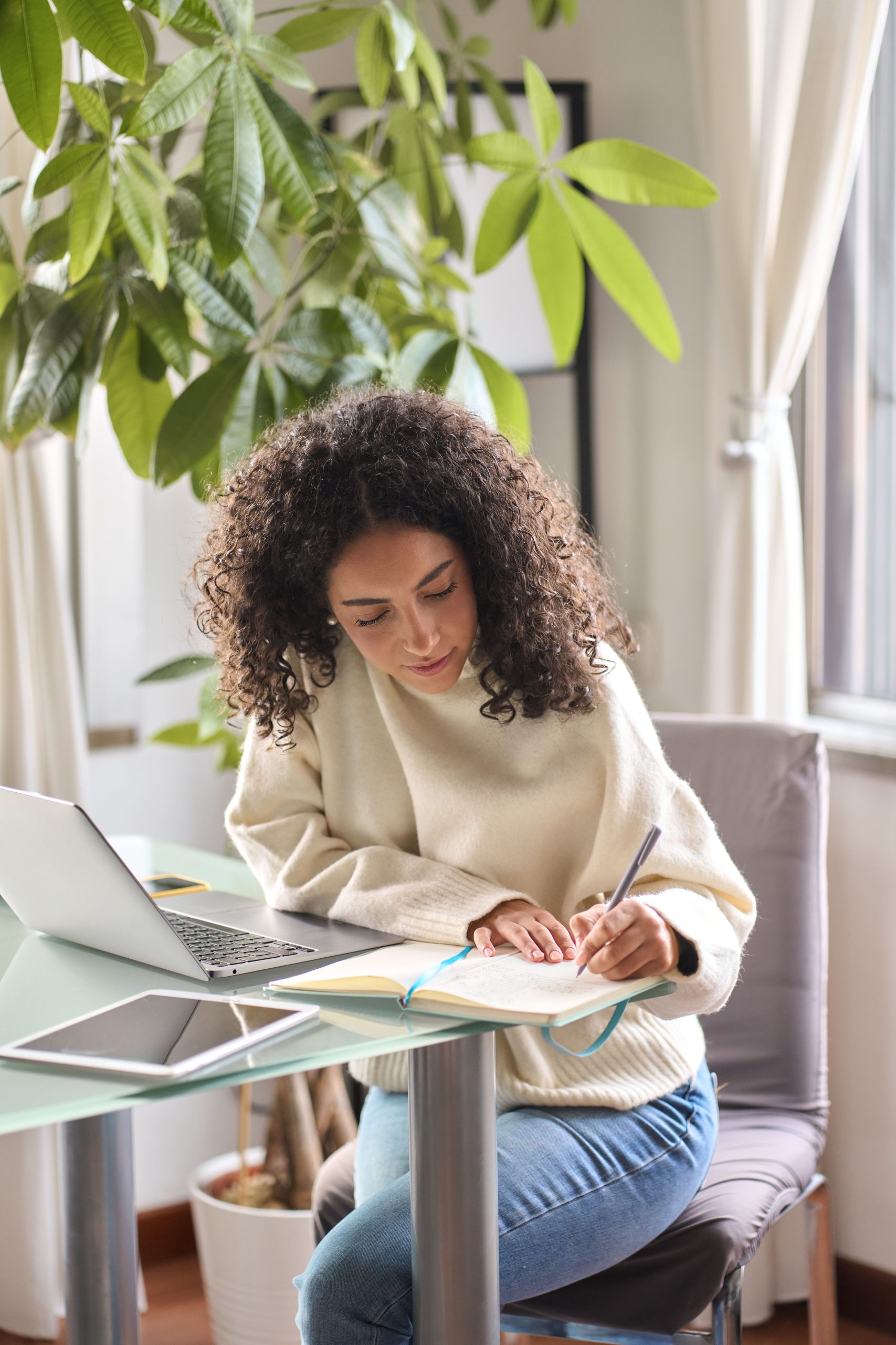 mujer estudiando curso online